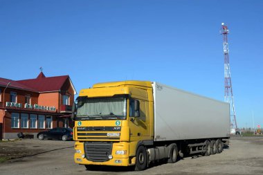  Sarı Daf Xf kamyonu Hazar Federal Otoyolu 'nun 326 km' sindeki bir motelde. Ryazan Oblağı