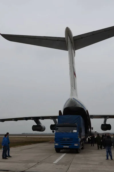 Beladung in einem militärischen Transportflugzeug il-76 md auf dem Flugplatz "Wachen". Republik Krim — Stockfoto