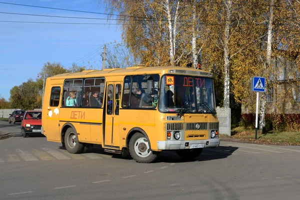 Školní autobus Paz-3205 pro přepravu dětí po ulicích městské vesnice Alexander Nevsky. Ryazská oblast — Stock fotografie