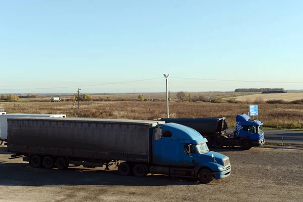 Trucks at the Motel on 326 km of the Federal highway `Caspian`. Περιφέρεια Ryazan — Φωτογραφία Αρχείου