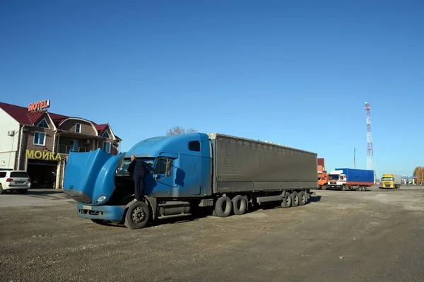 Camions au Motel sur 326 km de l'autoroute fédérale "Caspienne". Région de Ryazan — Photo