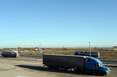  Federal Kaspiyan otoyolunun 326 km üzerindeki Motel 'de kamyonlar var. Ryazan bölgesi