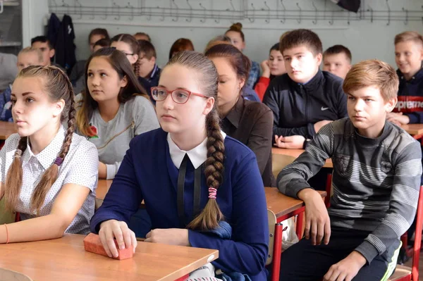 Students in the classroom at a secondary school — Stock Photo, Image