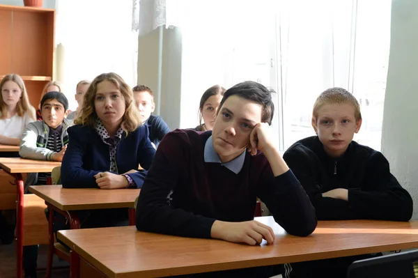 Elever i klassrummet på en högstadieskola — Stockfoto
