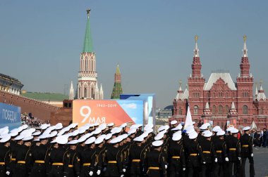  Kronstadt Deniz Harp Okulu öğrencileri Zafer Günü onuruna Kızıl Meydan 'daki geçit töreninin kostümlü provasında