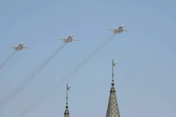 Rehearsal of the Victory Day celebration (WWII). The airshow on the Red Square. Group of Sukhoi Su-24 (Fencer) is a supersonic, all-weather attack aircraft — Stock Photo, Image