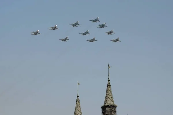 Rehearsal of the Victory Day celebration. The airshow on the Red Square. Group of supersonic planes  Su-34 (Fullback) bombers, Su-35S (Flanker-+) and Su-30SM (Flanker-C) fighters — Stock Photo, Image