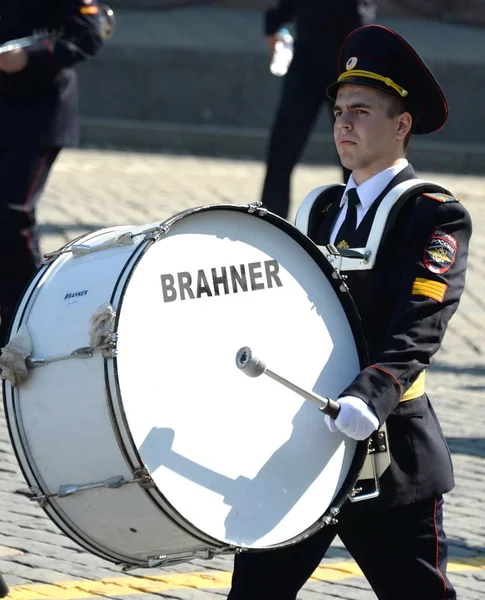 Cadet-drummer of the Moscow University of the Ministry of internal Affairs of Russia during the dress rehearsal of the parade on red square in honor of Victory Day — Stock Photo, Image