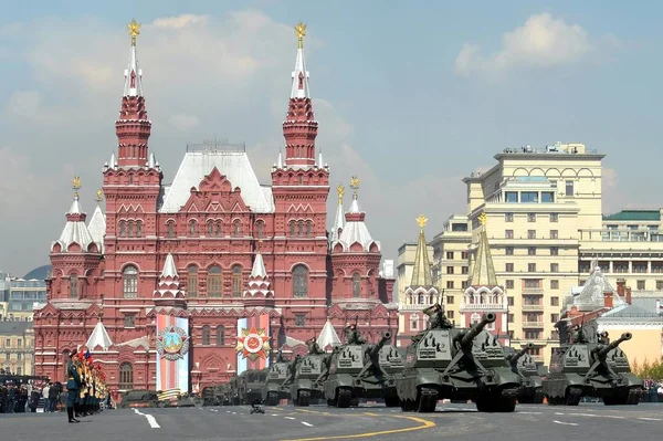 俄罗斯152毫米师自行榴弹炮"Msta-S"在红色广场为庆祝胜利日举行的阅兵式彩排 — 图库照片