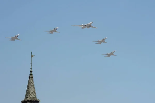 Group of supersonic bombers-missile Tu-22M3 (Backfire) led by supersonic bomber-missile Tu-160 — Stock Photo, Image