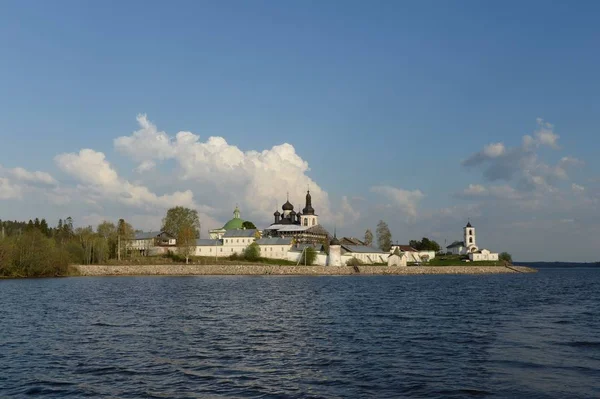 Widok z rzeki Szeksna na zmartwychwstanie klasztoru Goritsky. region Wolonii — Zdjęcie stockowe