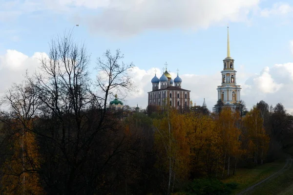 Widok na Kreml Ryazan w jesienny dzień. Wniebowzięcie Katedra z dzwonnicą — Zdjęcie stockowe