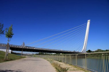 Seville, İspanya - 14 Temmuz 2011: Puente del Alamillo Sevilla 'daki Guadalquivir Nehri' ni geçmekteydi. Köprü 1992 yılında büyük ve ıssız Cartuja adasına bağlanmak için inşa edildi..
