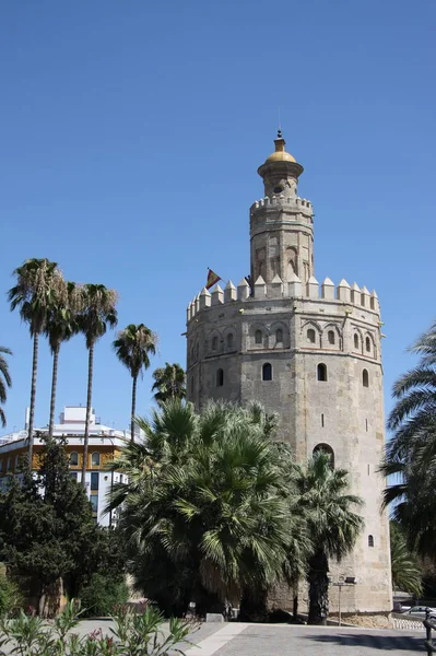 2011年7月14日スペイン セビリア グアダルキビル海沿いにあるトーレ オロの黄金の塔 ムーア人の塔 セビリアの港を守るために建設された11220年 — ストック写真