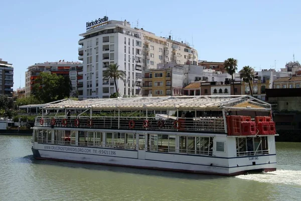 Sevilla Spanien Juli 2011 Nöjesbåt Floden Guadalquivir Sevilla — Stockfoto