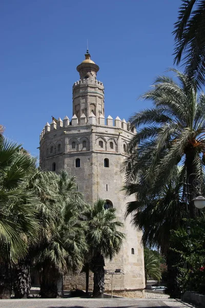 Севільська пам'ятка Золота вежа Торре-дель-Оро на березі Гвадалквівіра, мавританська вежа, побудована для захисту гавані Севільї в 1220 році. — стокове фото