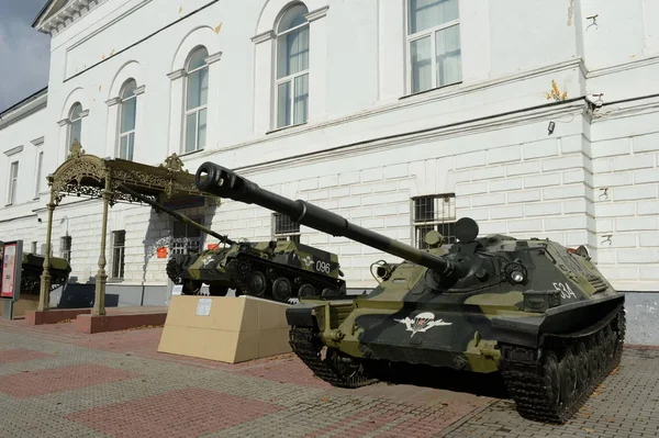 Sowiecka jednostka artylerii samobieżnej Su-85 i jednostka artylerii samobieżnej Asu-57 przy wejściu do Muzeum Historii Wojsk Lotniczych w mieście Ryazan — Zdjęcie stockowe