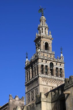  Seville Katedrali 'nin Giralda çan kulesi, Avrupa' nın en büyük Gotik Katedrali.