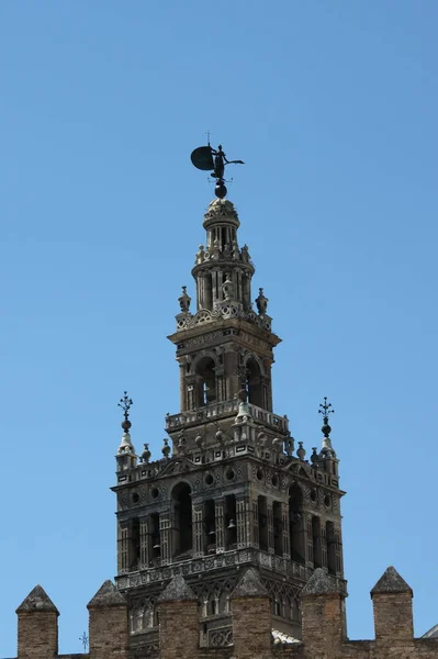 Torre do sino Giralda da Catedral de Sevilha, a maior Catedral Gótica da Europa — Fotografia de Stock