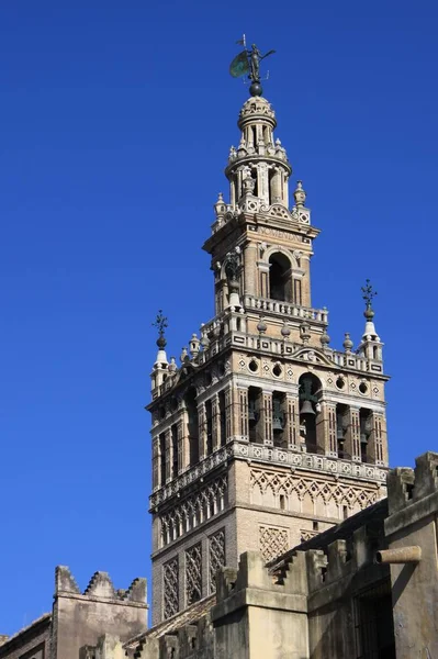 セビリア大聖堂のジラルダ鐘楼、ヨーロッパ最大のゴシック様式の大聖堂 — ストック写真