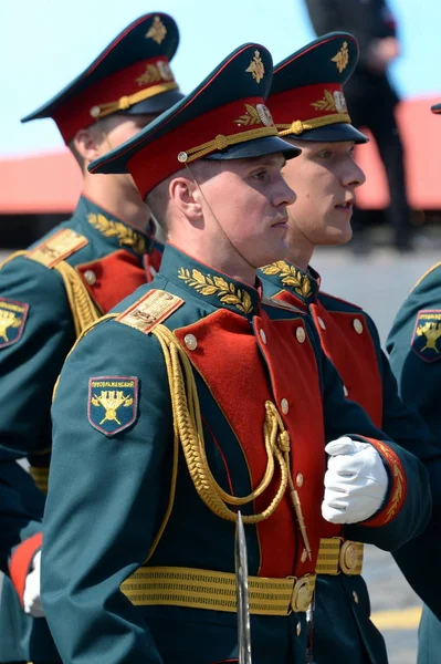 Soldati della compagnia di guardia d'onore del reggimento Preobrazhensky alla prova della parata in onore della vittoria nella grande guerra Patriottica a quadrato rosso — Foto Stock