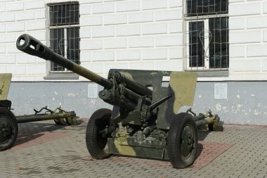  1942 model Zis-3 model Sovyet 76-mm tümen topu Ryazan şehrindeki hava indirme birliklerinin tarihi müzesinin girişinde.