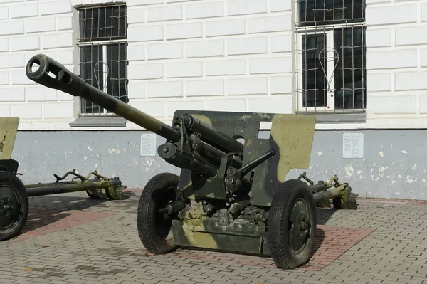 Sowieckie działo dywizji 76 mm modelu Zis-3 z 1942 roku przy wejściu do Muzeum Historii Wojsk Lotniczych w mieście Ryazan — Zdjęcie stockowe