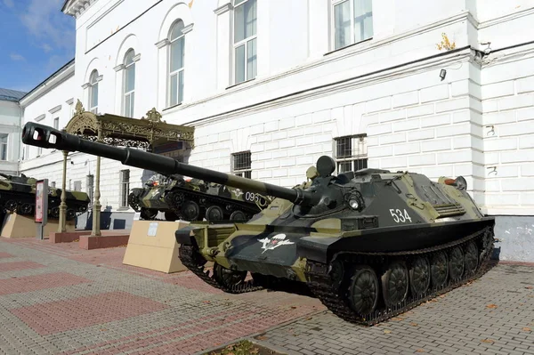 Радянська самохідна артилерійська одиниця Су-85 при вході до музею історії сухопутних військ у місті Рязань. — стокове фото