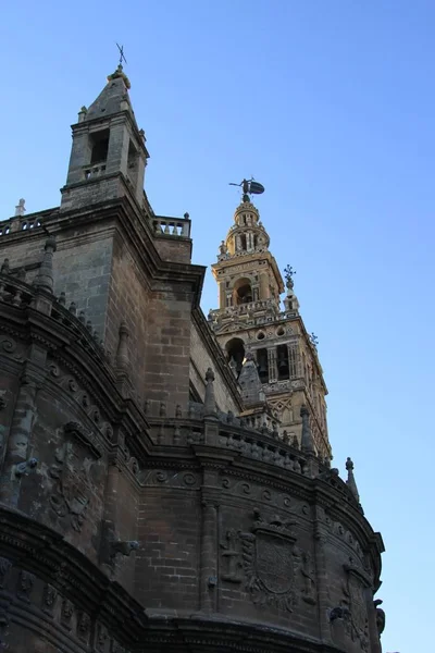 Seville Katedrali 'nin Giralda çan kulesi, Avrupa' nın en büyük Gotik Katedrali. — Stok fotoğraf