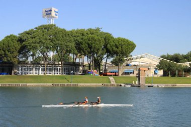 Seville, İspanya - 14 Temmuz 2011: Sevilla 'daki Guadalquivir Nehri' nde kürek çekenler