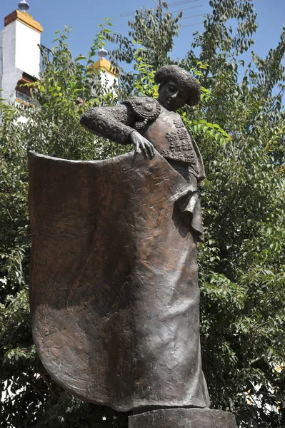 Sevilla 'daki Alameda de Herkül' deki boğa güreşçisinin heykeli. — Stok fotoğraf