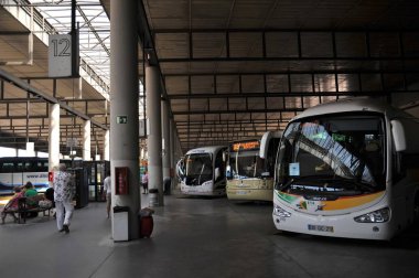 Seville, İspanya - 10 Temmuz 2011: Seville 'deki otobüs terminalinde otobüsler