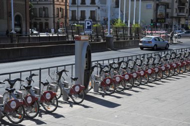 Seville, İspanya - 10 Temmuz 2011: Sevilla 'da Belediye Bisiklet Otoparkı