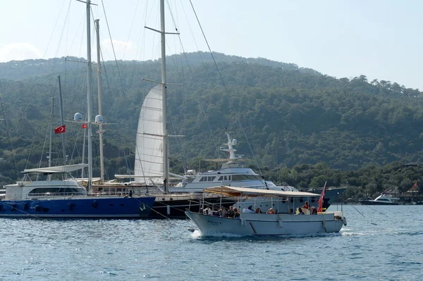 Turisté na výletní lodi v přístavu tureckého města Marmaris — Stock fotografie