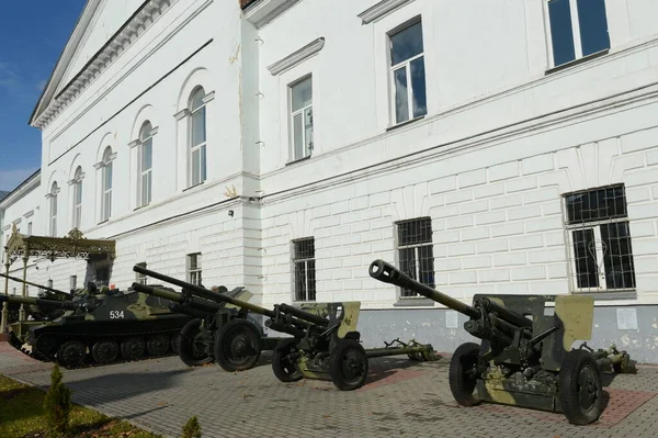 里亚赞市空降部队历史博物馆入口处的炮兵阵地 — 图库照片