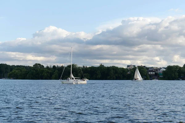 Jachten op het Pirogovsky stuwmeer van het Moskouse Kanaal — Stockfoto