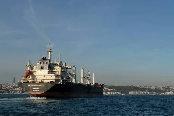 Vrachtschip - bulkcarrier Interlink Comity in de Bosporus — Stockfoto