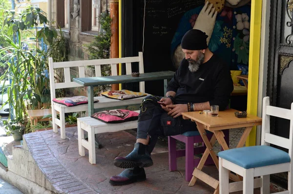 Ein unbekannter mann ruht in einem café in der yeni charshi straße im viertel beyoglu in der altstadt istanbul — Stockfoto
