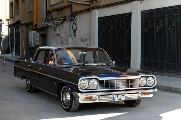 Vintage Chevrolet Impala car on Istanbul street — Stock Photo, Image
