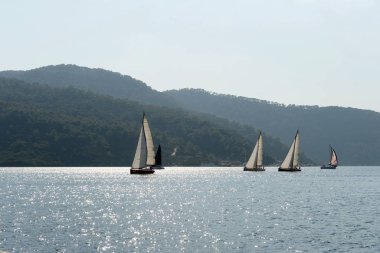  Türkiye 'nin Marmaris kenti yakınlarındaki körfezde yatlar