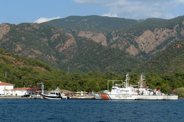 Turkiska kustbevakningsfartyg vid piren i Marmaris — Stockfoto
