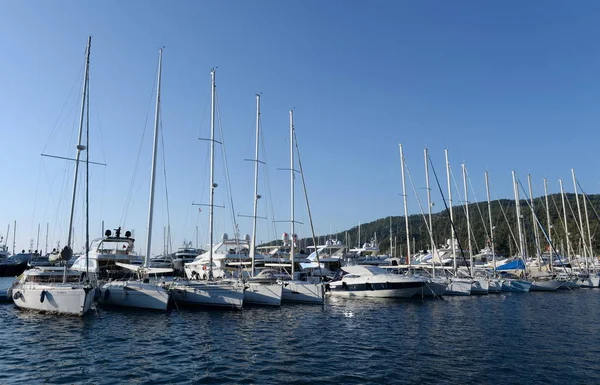 Jachty v přístavu jachty klubu v tureckém městě Marmaris — Stock fotografie