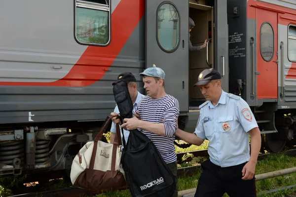 Сотрудники транспортной полиции высадили пассажира из поезда, нарушившего общественный порядок — стоковое фото