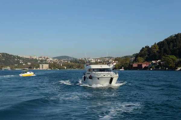 Barcos de mar en el estrecho del Bósforo — Foto de Stock