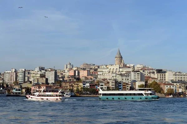 Passagiersplezierboten in de Bosporus — Stockfoto