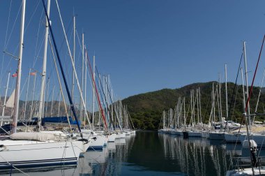  Türkiye 'nin Marmaris kentindeki yat kulübünün limanında yatlar