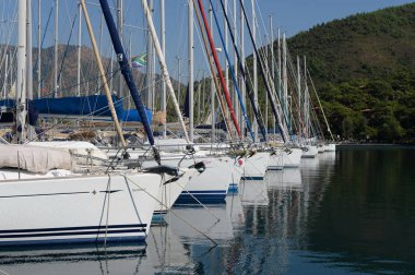  Türkiye 'nin Marmaris kentindeki yat kulübünün limanında yatlar