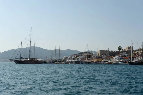 Uitzicht op de stad Marmaris vanaf de zee — Stockfoto