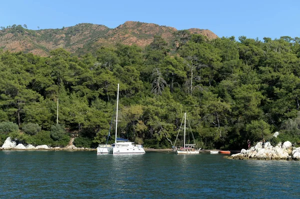 Yachter vid kusten i Marmarisbukten i Egeiska havet — Stockfoto