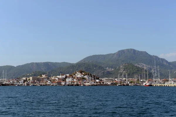 Blick auf die Stadt Marmaris vom Meer aus — Stockfoto